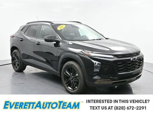Used 2025 Chevrolet Trax ACTIV w/ Sunroof Package FWD image 1
