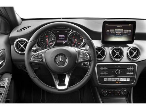 Used 2020 Mercedes-Benz GLA 250 4MATIC w/ Premium Package image 7