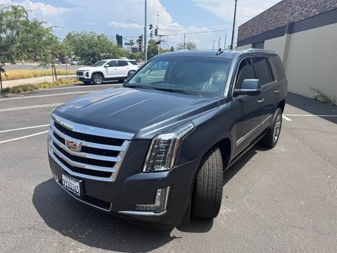 Used 2019 Cadillac Escalade Premium Luxury AWD/4WD image 4