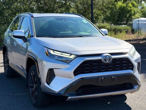 Used 2024 Toyota RAV4 SE w/ Convenience Package AWD/4WD image 7