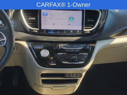 Used 2024 Chrysler Pacifica Touring-L FWD image 29