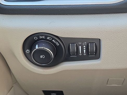 Used 2023 Chrysler Pacifica Touring-L FWD image 24
