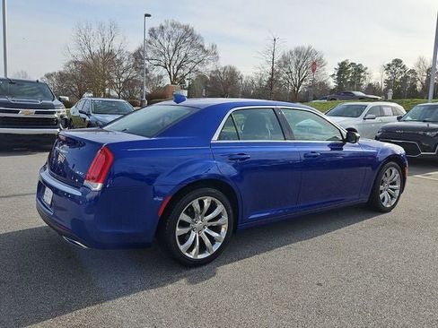 Used 2019 Chrysler 300 Touring w/ Chrome Appearance Package image 7