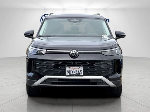 Used 2025 Volkswagen Tiguan SE w/ Panoramic Sunroof Package image 8