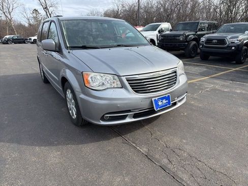 Used 2014 Chrysler Town & Country Touring image 1