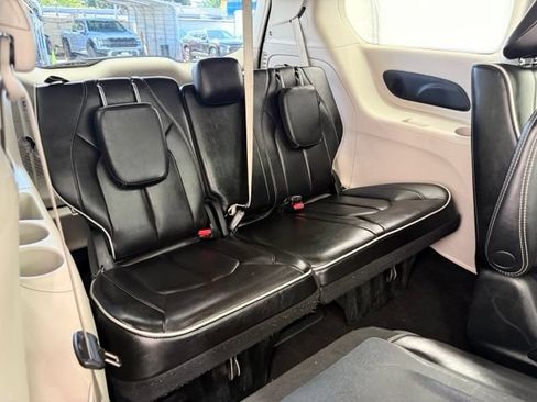 Used 2023 Chrysler Pacifica Limited FWD image 30