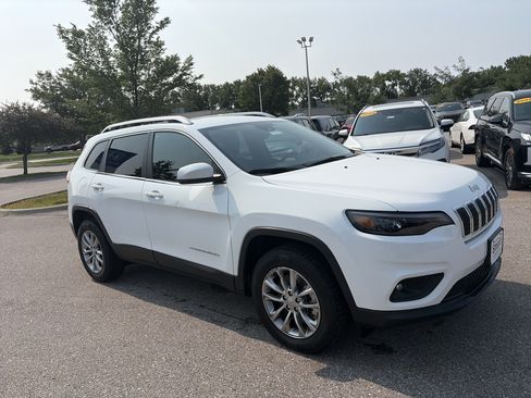 Used 2021 Jeep Cherokee Latitude Plus AWD/4WD image 3