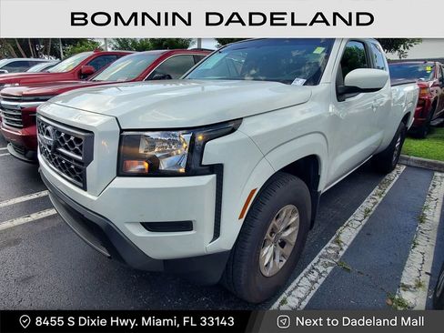 Used 2024 Nissan Frontier SV image 2