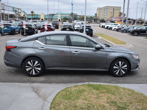 Used 2022 Nissan Altima 2.5 SV FWD image 12