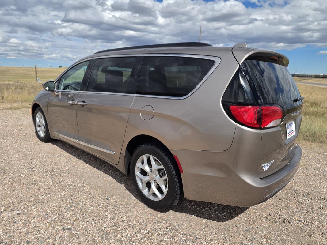 Used 2017 Chrysler Pacifica Touring-L w/ Tire & Wheel Group FWD image 3