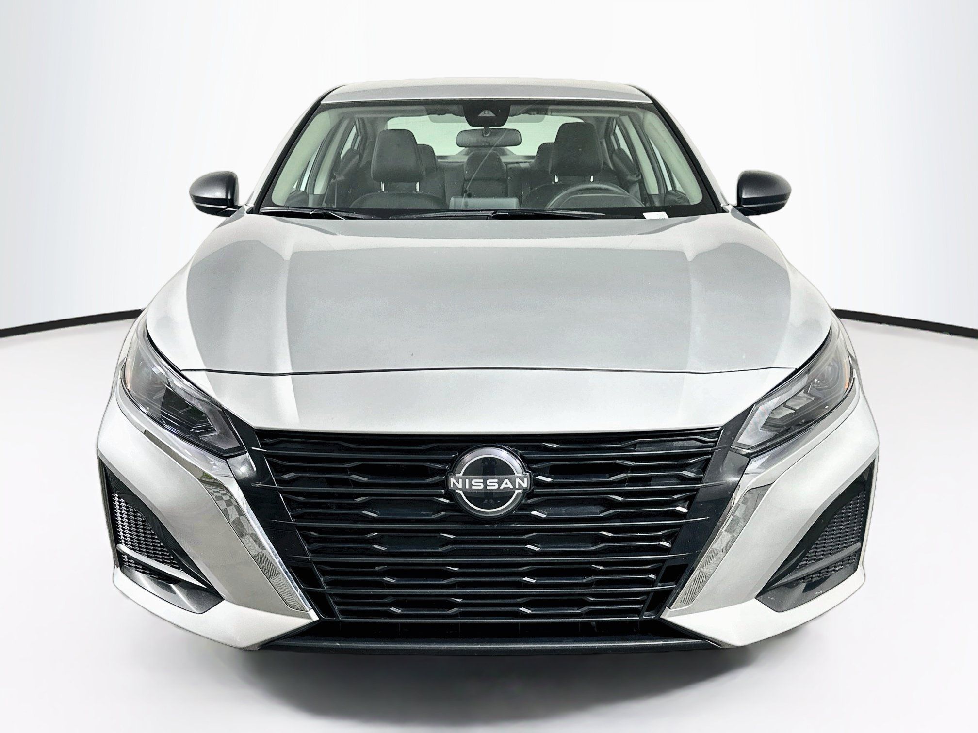 Used 2025 Nissan Altima 2.5 SV FWD image 2