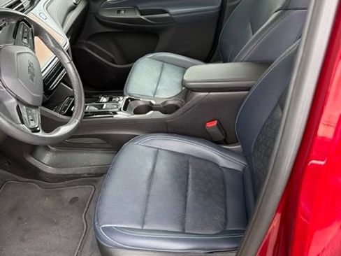 Used 2023 Chevrolet Bolt EUV LT w/ Convenience Package FWD image 3