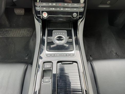 Used 2018 Jaguar XE Premium AWD/4WD image 35