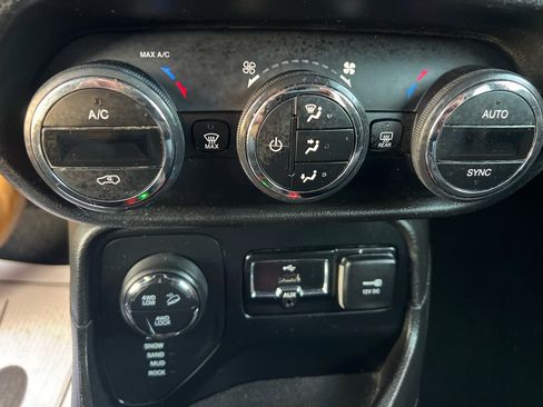 Used 2017 Jeep Renegade Trailhawk w/ Premium Trailhawk Package image 45