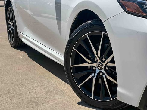 Used 2024 Toyota Camry SE image 9