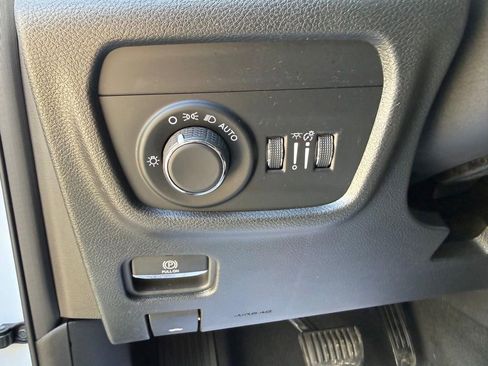 Used 2023 Jeep Grand Cherokee Laredo AWD/4WD image 13