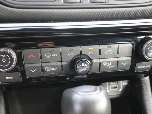 Used 2025 Jeep Compass Latitude w/ Convenience Group AWD/4WD image 8