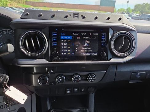 Used 2019 Toyota Tacoma TRD Off-Road image 11