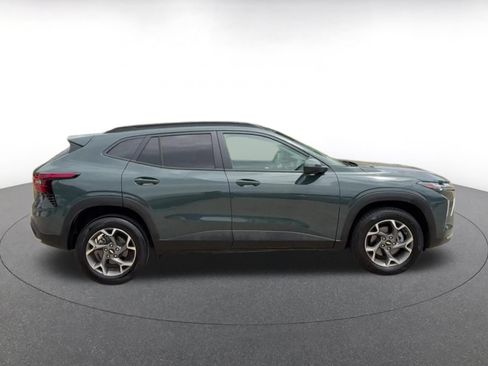 Used 2025 Chevrolet Trax LT FWD image 16
