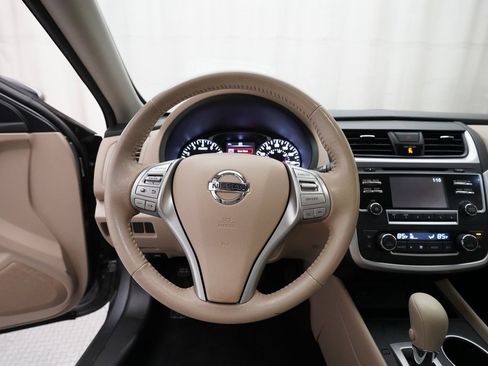 Used 2016 Nissan Altima 2.5 SV w/ Convenience Package image 4