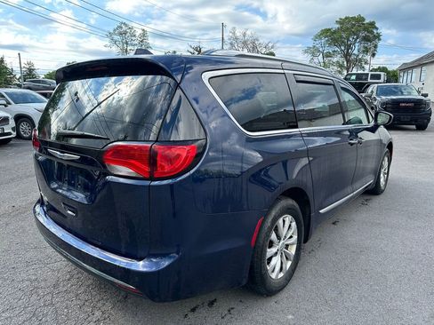 Used 2019 Chrysler Pacifica Touring-L FWD image 12