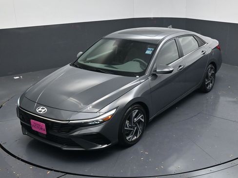 Used 2025 Hyundai Elantra SEL image 16