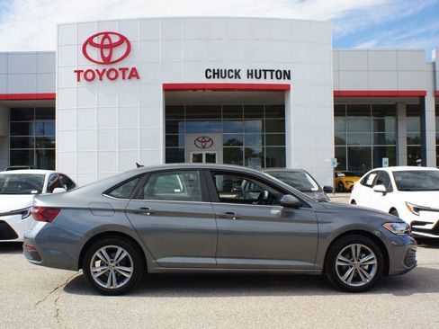 Used 2024 Volkswagen Jetta SE image 1