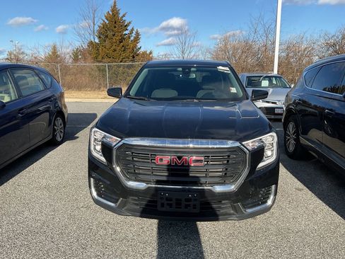 Used 2024 GMC Terrain SLE image 3