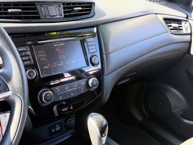 Used 2020 Nissan Rogue S FWD image 19