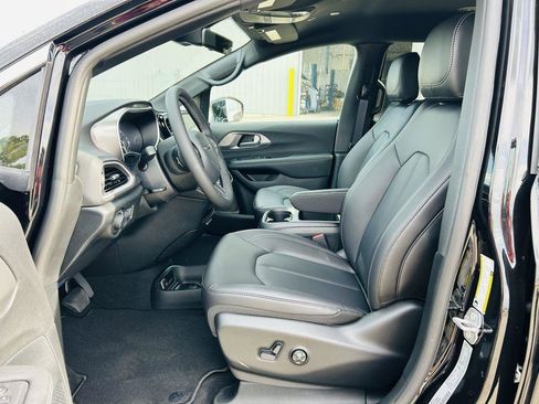 New 2026 Chrysler Voyager LX image 3