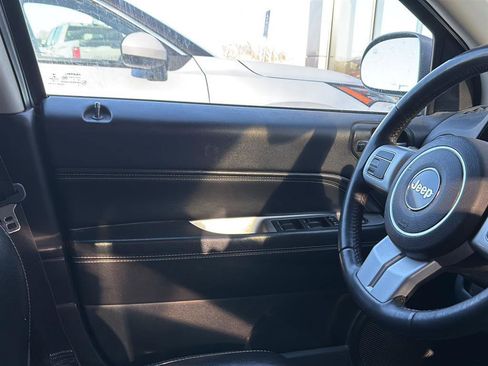 Used 2016 Jeep Compass Latitude image 12