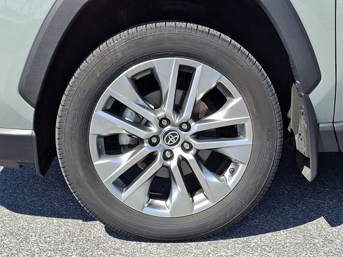 Used 2021 Toyota RAV4 XLE Premium AWD/4WD image 8