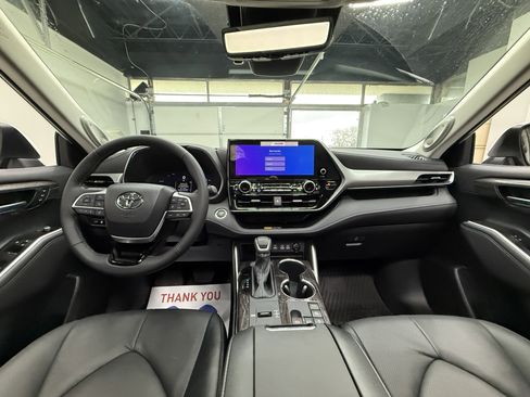 Used 2026 Toyota Highlander Platinum AWD/4WD image 14