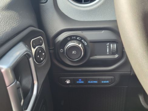 Used 2025 Jeep Wrangler Unlimited Sahara AWD/4WD image 10