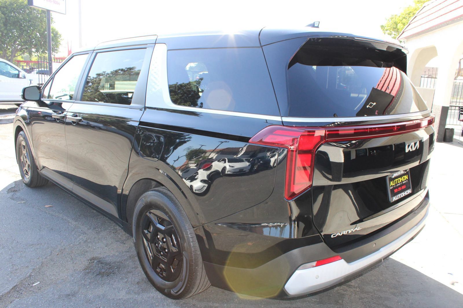 Used 2025 Kia Carnival FWD image 39