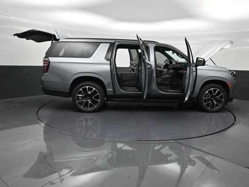 Used 2024 Chevrolet Suburban RST w/ Luxury Package RWD image 34