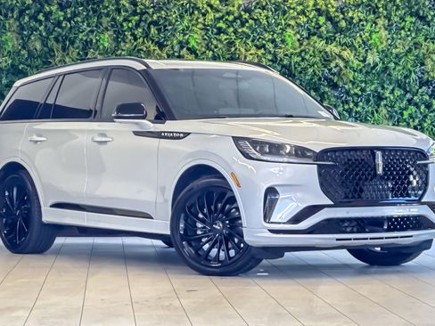 Certified 2025 Lincoln Aviator Reserve w/ Equipment Group 201A AWD/4WD image 2