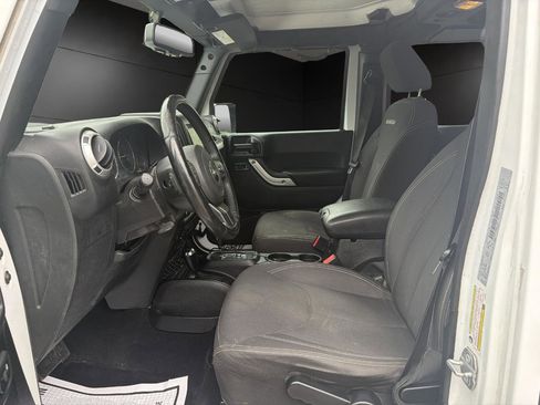 Used 2018 Jeep Wrangler Unlimited Sahara AWD/4WD image 9