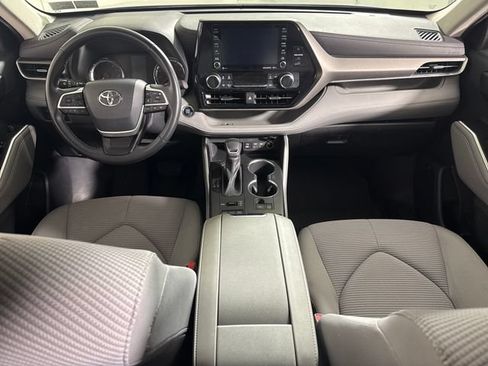 Used 2022 Toyota Highlander LE AWD/4WD image 22
