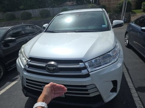 Used 2018 Toyota Highlander LE FWD image 2