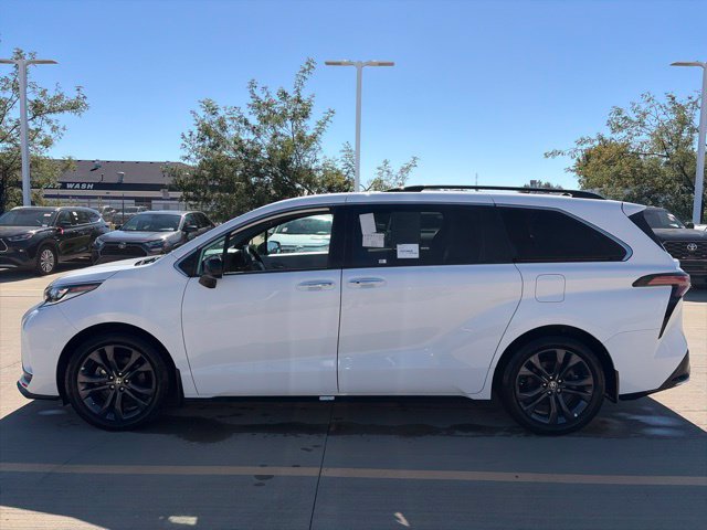 Used 2024 Toyota Sienna XSE FWD image 4
