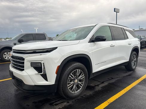 Used 2025 Chevrolet Traverse LT image 1