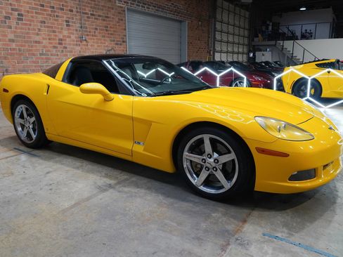 Used 2008 Chevrolet Corvette Coupe w/ Z51 Performance Package RWD image 2