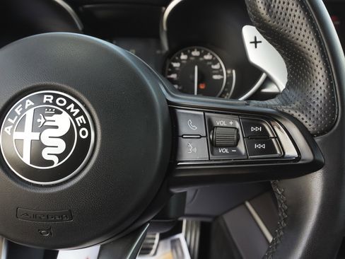 Used 2023 Alfa Romeo Stelvio Veloce AWD/4WD image 19