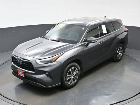 Used 2022 Toyota Highlander XLE AWD/4WD image 34