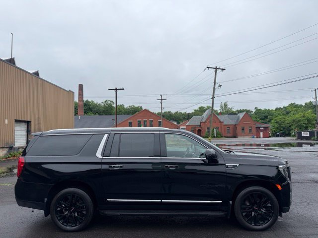 Used 2023 GMC Yukon XL SLT w/ SLT Luxury Package AWD/4WD image 4