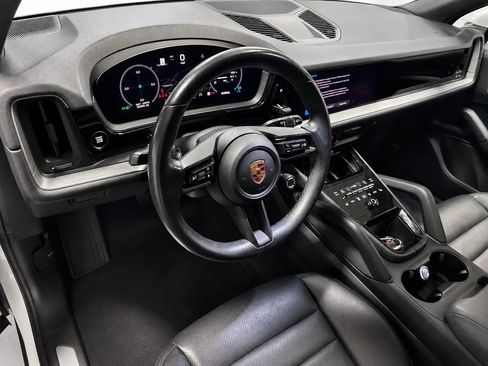 Used 2024 Porsche Cayenne S AWD/4WD image 9