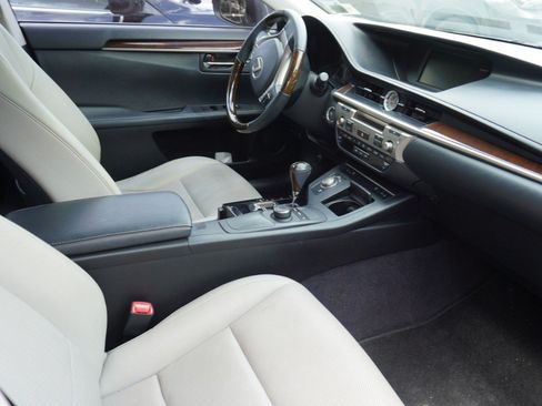 Used 2014 Lexus ES 350 w/ Premium Package FWD image 9