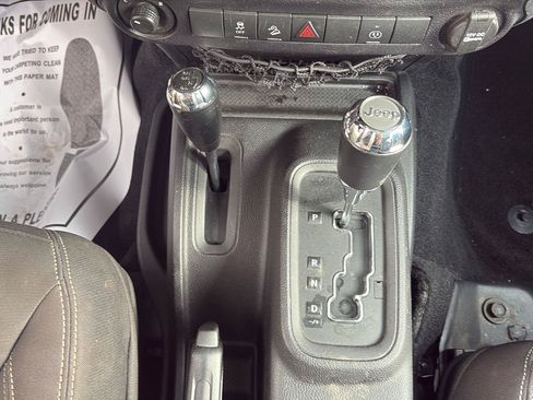 Used 2016 Jeep Wrangler Unlimited Sahara AWD/4WD image 15