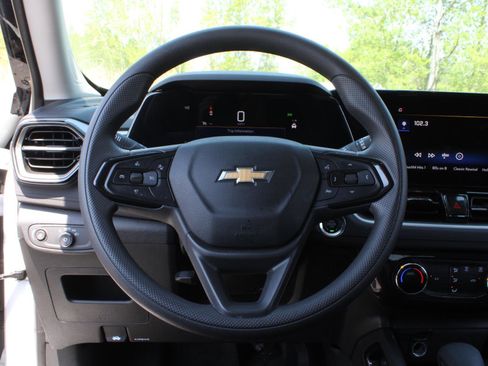 Used 2025 Chevrolet TrailBlazer LT AWD/4WD image 9